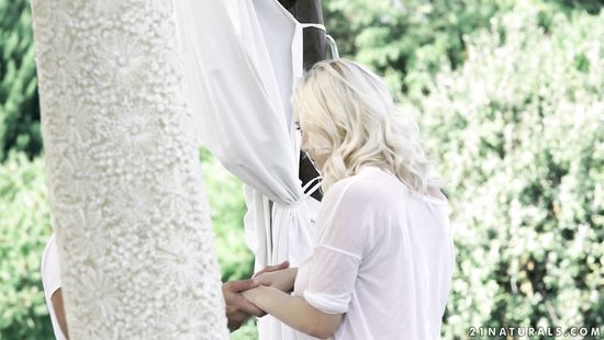 Nude mom tries anal on the couch