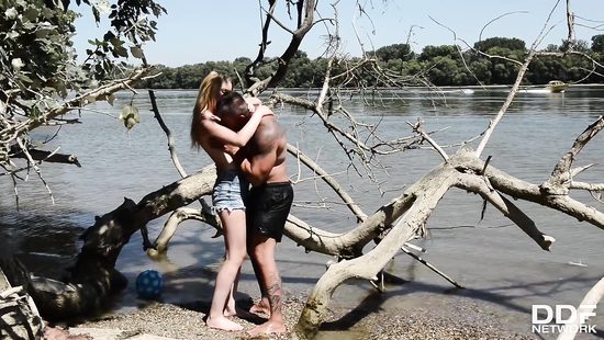 Outdoor sex for a teen couple in heats