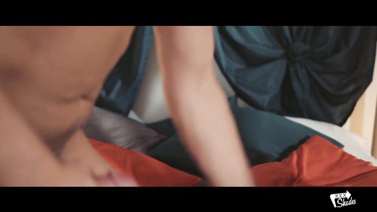 Bedroom sex in amateur threesome