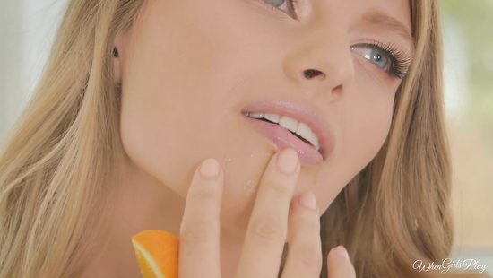 Chicks drink orange juice and practise lesbian fisting