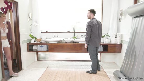 Blondie screams when trying first threesome