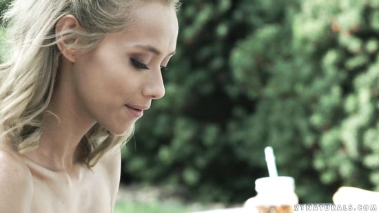 Doggy anal makes her lose her mind