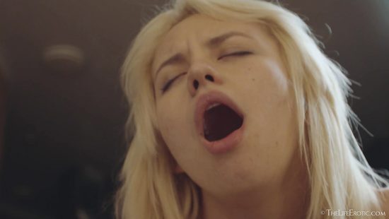 Appealing blonde dazzles with home solo