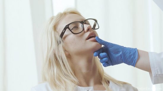 Appealing blonde dazzles with home solo