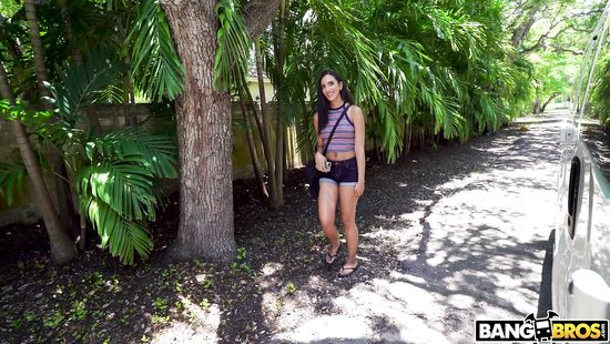 Picked-up bimbo gets finger fucked and screwed in a car