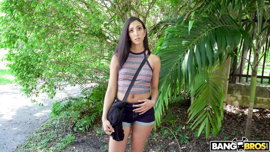 Picked-up bimbo gets finger fucked and screwed in a car