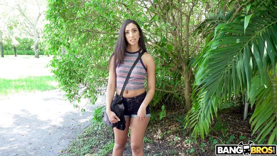 Picked-up bimbo gets finger fucked and screwed in a car