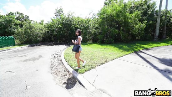 Legal age teen gives pussy to a guy in a car