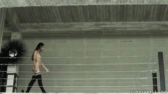 Energized babe gest some dick in outdoor