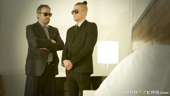 Brunette puts it in the ass