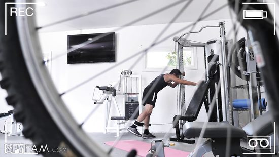 Gym porn with a petite teen on fire