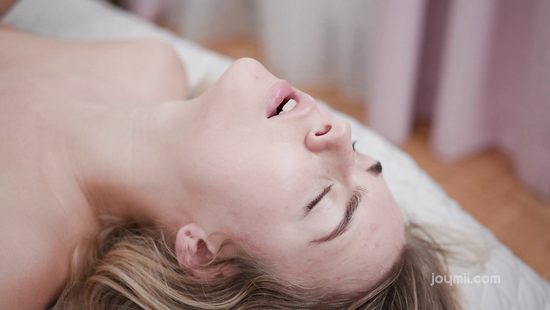 Lustful girlfriend enjoys morning sex to the maximum