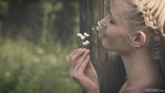 Glamour girl in a hot erotic solo in the countryside