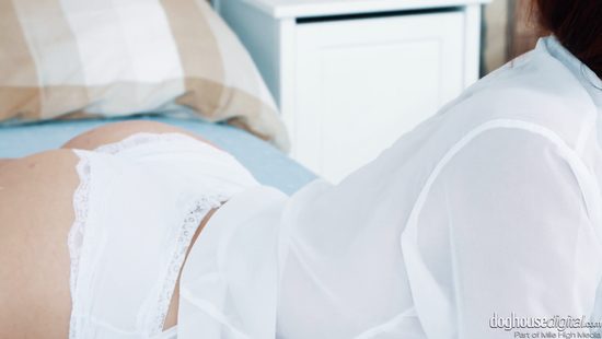 Man's lone dong causes her intense orgasm