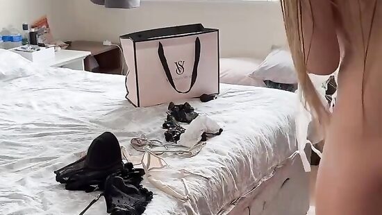 Красотка Мария примеряет новое белье!