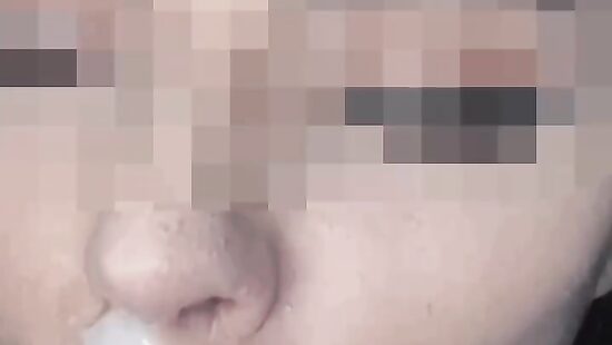 Играет со спермой во рту