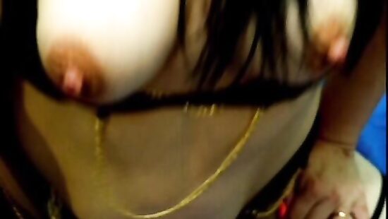 Развлекается    