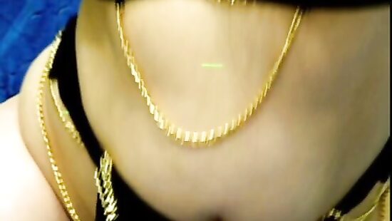 Развлекается    