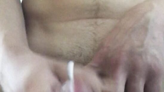 Молодой парень обильно кончает.