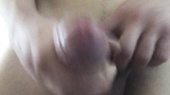 Молодой парень обильно кончает.