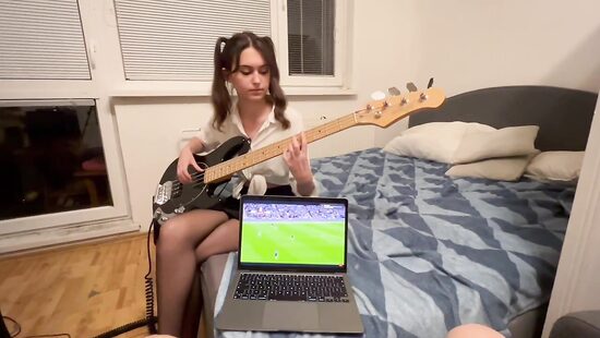 Трахнул красивую брюнетку с косичками