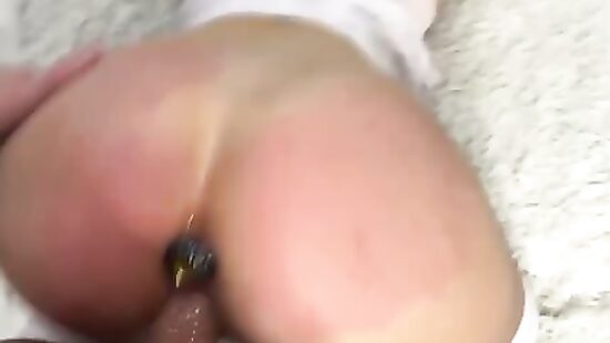 Анальная пробочка в попке 2
