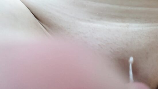 Классно кончил на женский лобок