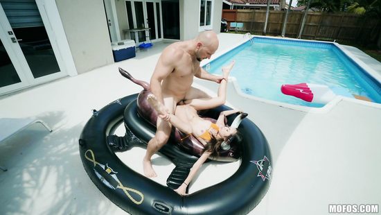 Asian blows tasty dick by the pool