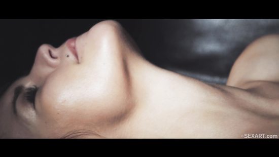 Guy cheers up his girlfriend by fucking her needy pussy