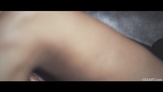 Guy cheers up his girlfriend by fucking her needy pussy