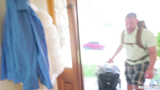 Petite slut gets fucking with her cousin