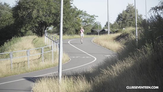 Thin girl sucks her boyfriend's cock out in nature