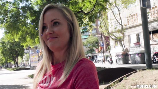 Blonde slut gives her needy twat for some euros