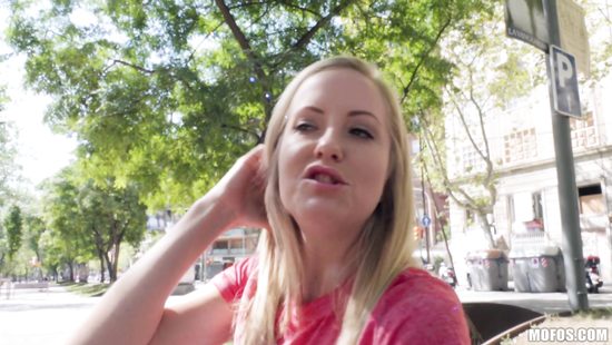 Blonde slut gives her needy twat for some euros