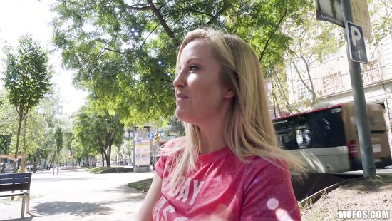 Blonde slut gives her needy twat for some euros