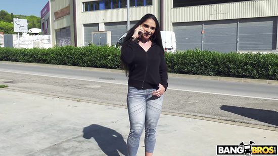 Back alley hard sex with a thick amateur