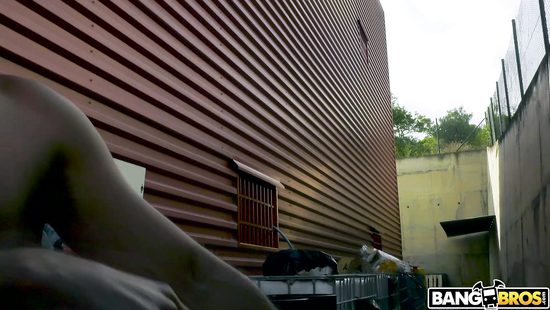 Back alley hard sex with a thick amateur