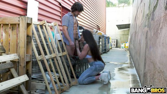 Back alley hard sex with a thick amateur