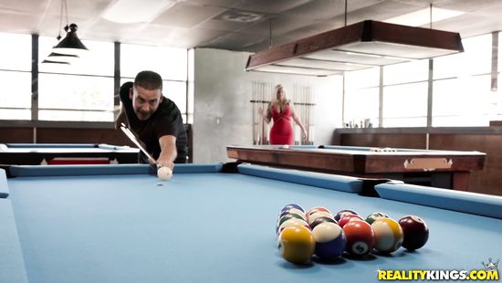 Blonde mom rides dong in reverse