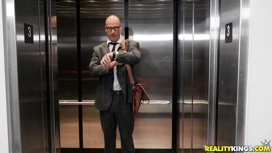 Natural babe tries sex in the elevator