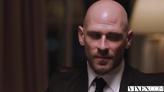 Marvelous teen sticks it in both holes