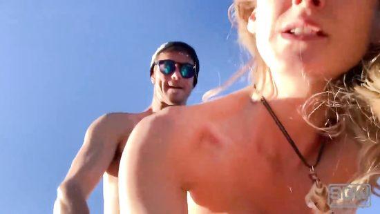 Amazing nude woman gets laid in outdoor