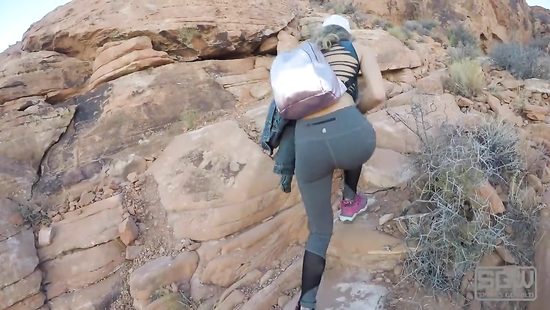 Amazing nude woman gets laid in outdoor