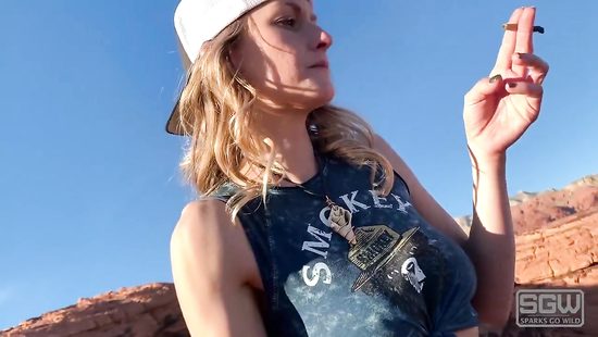 Amazing nude woman gets laid in outdoor