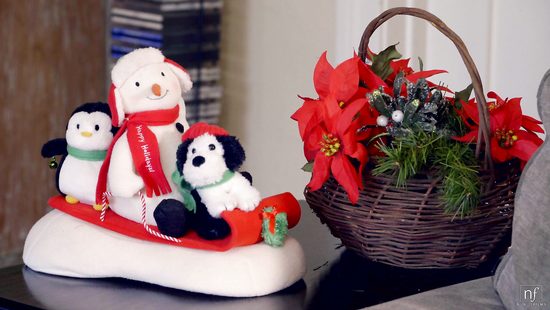 Lesbians use the couch for intimate oral