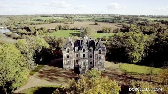 Stunning wife gives pussy to hubby and his friend