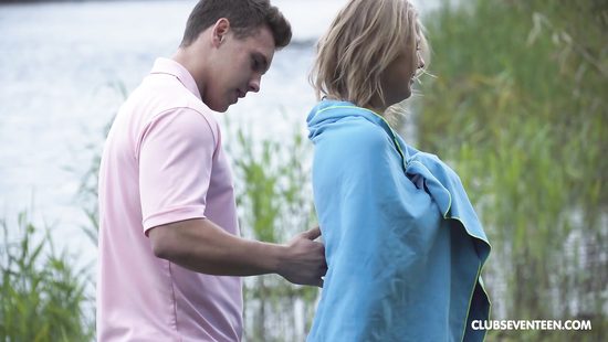 Girlfriend gets fucked in a doggystyle near the river