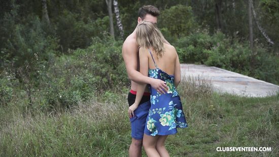 Girlfriend gets fucked in a doggystyle near the river