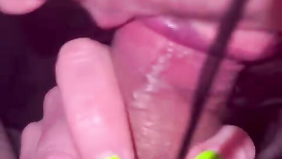 Моя шлюшка сосёт очень сочно