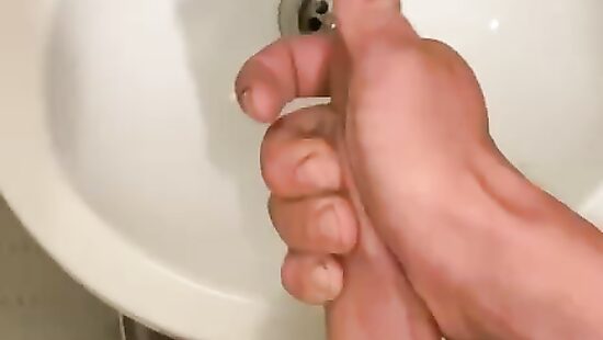 Дрочу напротив себя